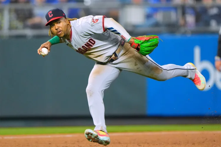 Guardians maintain 1-game AL Central lead, beat Royals